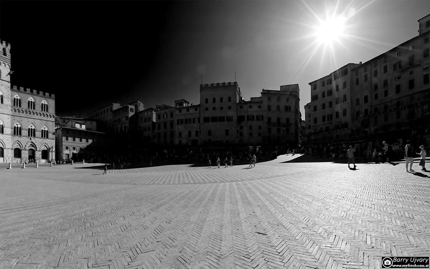 Schwarz-Weiss Weitwinkel-Aufnahme des historischen Piazza del Campo in Siena Italien